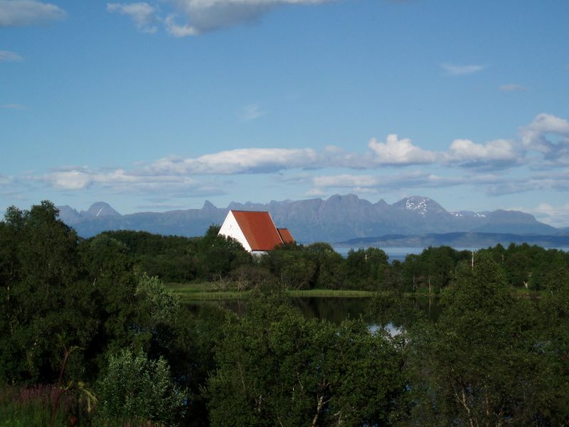 Fil:Trondenes kirke - Olsok 2007.JPG