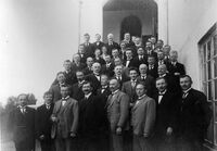 Lærere fra Trondenes lærerlag har møte på Trondenes folkehøgskole i 1920-åra. Lærer Hans Jørgensen står ytterst til høyre i første rekke.
