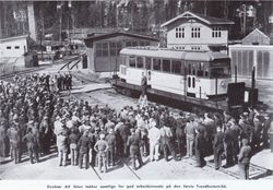 Den første trikken klar for levering 1957 etter at Trondheim i 1956 hadde mistet store deler av sin trikkepark i brann. Str Værksteds bedriftsavis 1957.