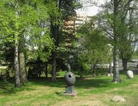 Motiv fra hagen til Trosterudvillaen, med utplassert kunst. Foto: Stig Rune Pedersen