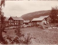Trudvang i Folkestadbyen med dei to sidebygningane. Folkvang oppe til høgre. Årstal ukjent. Fotograf: Olav S. Nylid