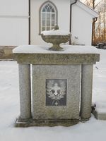 Baksiden av Trygve Hansens gravstein, Oppegård kirke. Foto: Siri Iversen, 2013.