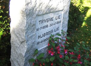 Trygve Lie gravminne.jpg