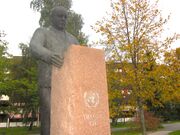 Trygve Lie statue Furuset senter Oslo.jpg