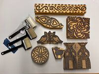 Trykkblokker og ruller til påføring av farge til skinnfellsøm. Oppegård husflidslag, Kolbotn i Nordre Follo kommune.