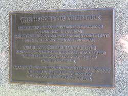 Ved Themsen i London, nær Lambeth Bridge, ble det i 2009 satt opp et minnesmerke over operasjonene til SOE. Tungtvannsaksjonen er en av operasjonene som har en egen plakett på minnesmerket. Joachim Rønneberg var selv til stede under avdukingen. Foto: Stig Rune Pedersen (2016)