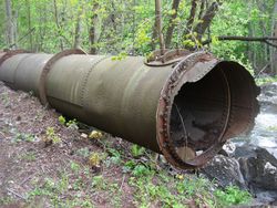 Så sent som i 2007 var dette svære turbinrøret godt synlig ved Flaen Brug .