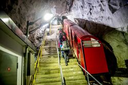 Gaustabanen i turisttrafikk på nedre stasjon.