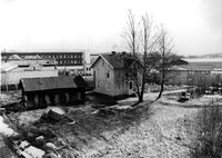 Tveitagården, revet ca 1980, lå i Verkstedalleen, mellom Tveitens verksted og Strømmens Værksted. Her sett fra Suphammergården 1973.