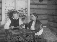 Tveito og Henny Skjønberg som Jon Sandbakken og hans mor fra filmen Fante-Anne fra 1920, regi: Rasmus Breistein. Foto: Hans Tveito (1920).