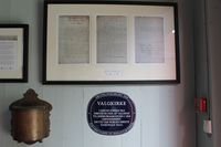 Blå plakett og faksimile av adresse og fullmakt fra 1814. Foto: Chris Nyborg (2014).