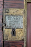 Låsen på døra fra våpenhuset til kirkerommet. Innskrift: «Tønset Howed Kirke Laas for den indre Kirkedør d: 12 Ian i Aaret 1796». Foto: Chris Nyborg (2014).