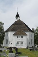 Kirken sett fra sørøst. Foto: Chris Nyborg (2014).