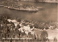 Tyrigrava, med Gjersjøen i bakgrunnen. Foto: Widerøes Flyveselskap1958
