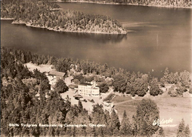 Tyrigrava, med Gjersjøen i bakgrunnen. Foto: Widerøes Flyveselskap1958