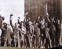 Her har soldatene nettopp fått høre om tysk kapitulasjon 7. mai 1945, den ble endelig bekreftet dagen etter.