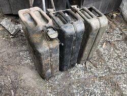 Tyske bensinkanner fra andre verdenskrig. Kjeller.