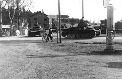 Tyske tanks passerer gjennom Skedsmokorset.