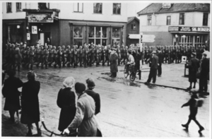 Tyskerne ankommer Lillestrøm 12. april 1940. Hjørnet Storgata-Nitedalsgata. Foto Bernt Bryde. Akershusbasen.