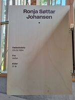 Minneboka i Hegnhuset: Ronja Søttar Johansen 17 år Vefsn. Foto: Eva Rogneflåten (2022)