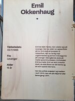 Minneboka i Hegnhuset på Utøya. Emil Okkenhaug, 15 år fra Levanger. s. 1. Foto: Eva Rogneflåten (2022)