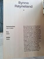 Minnebok i Hegnhuset på Utøya. Synne Røyneland 18 år fra Oslo. s. 1. Foto: Eva Rogneflåten 2022