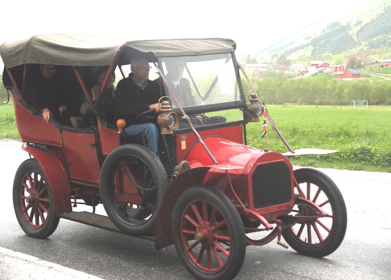 Fil:UNIC1907-first-norwegian-bus-hh.jpg