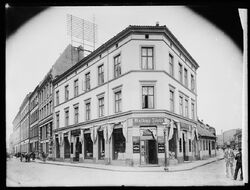Butikken etter Mathias Løvlie mens den fortsatt var i drift i Tomtegata 23 Foto: Narve Skarpmoen/Nasjonalbiblioteket (1910-1910).