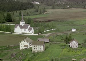 Seegård kirke og Kvisgård. Foto: Widerøe