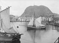 På Molja. Halve jakta Karoline og ei skøyte på Staursundet