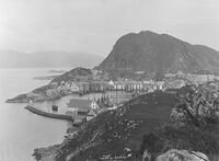 Frå topp Aspøya. Molja, Staursundet med pakkhus eller sjøbuer og Aksla som bakgrunn