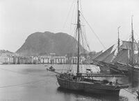 På Molja, Staursundet med båt og pakkhus