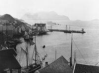 Staursundet, slik kvalfangarane sa, med Molja ferdig 1855 mot nordvestaveiret. Opp midt i bilete, damp-slepebåt vestover