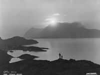Frå Aspøy. Sol over Godøya. Kvalfangarane skal vestover