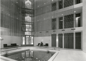 USAs ambassade atrium.png