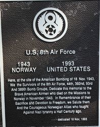Minneplate for US 8th Air Force dagangrep 18.11.43. Oppsatt ved minnemarkering 18.11.1993. Foto Steinar Bunæs.