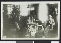 19. Uidentifisert persongruppe innendørs i Skarnes - no-nb digifoto 20150805 00181 bldsa PK29043.jpg