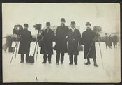 Uidentifiserte sportsfotografer på stadion. Foto: Thorkel Jens Thorkelsen (1910).
