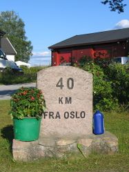 Sten i krysset mellom fylkesvei 456, Kjerkevegen, og Gamle riksveg 50 i Ullensaker. Foto: Siri Johannessen (2017).