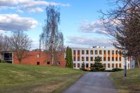 Parti fra den nederste delen av Ullern allé. Kontorbygget i bakgrunnen har adresse til Silurveien. Foto: Leif-Harald Ruud (2017).