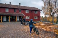 Syklister ankommer Ullevålseter en lørdag i oktober. Foto: Leif-Harald Ruud (2018).