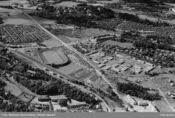 Flyfoto av Ullevaal stadion med omgivelser. På den andre siden av Store ringvei ligger fortsatt tyskerbrakkene etter Ullevålleiren. Foto: Vilhelm Skappel/Widerøes Flyveselskap/Oslo byarkiv (1951).