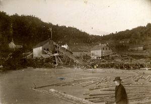 Gammelt bilde av sagbruk.