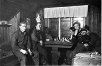 I koia på Undsättholmen. Birger og Atle til høyre.