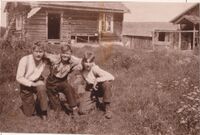 Ungdommene Arthur Olsen, Karl Karlsen og Oddvar Hansen fotografert ved plassen i 1931.