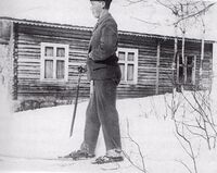 Biletet syner huset Ånerud før bygningen vart flytta litt lengre opp i området og vart til Breidablikk. Vi ser at her er eit stort og eit mindre rom. Ukjent fotograf, men frå før 1904.