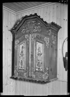 106. Uppigard Bolkesjø, 1 hengeskap - no-nb digifoto 20151201 00076 NB MIT FNR 05479B.jpg