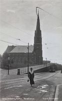 Kirken sett mot sør med Holtegata foran. Foto: Nasjonalbiblioteket