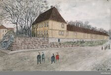 November 1898: byløkka Uranienborg, Uranienborgveien 16. Den lange en-etasjes bygningen går langs Josefines gate, skolebarna på vei inn i Uranienborgveien som også går ned til venstre. Uranienborg kirke ligger like utenfor høyre bildekant.