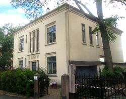 Uranienborg terrasse 13 (1879), villa for Jonathan Aars. Byggemelding og tegningene av Prytz, men bygningen har også vært tilskrevet Henrik Thrap-Meyer som Prytz var assistent hos på den tiden. Foto: Stig Rune Pedersen (2013).